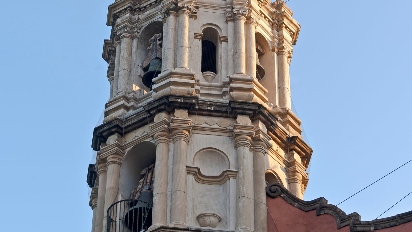 Congregación latinoamericana reunida en adoración — ChurchCRM 7.4.1 para iglesias de habla hispana