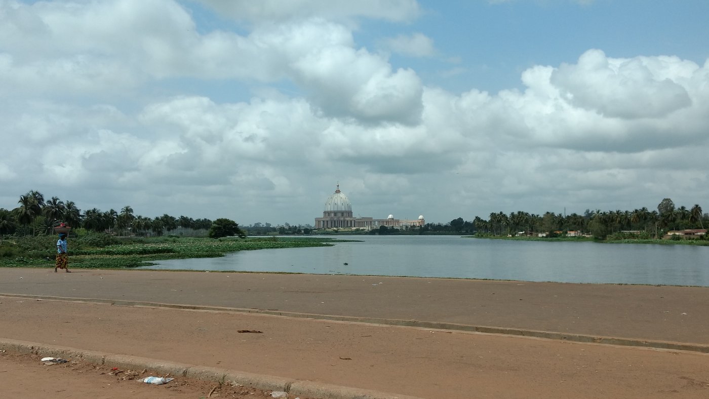 Basilique Notre-Dame de la Paix de Yamoussoukro — ChurchCRM 7.4.1 pour l'Église francophone mondiale